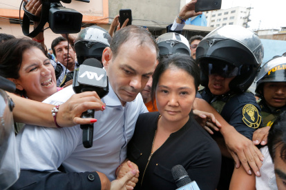 Peruvian politician Keiko Fujimori (R) arrives to a courtroom in Lima, accompanied by her husband Mark Villanella, on January 20, 2020. A Peruvian judge ordered opposition leader Keiko Fujimori to return to prison Tuesday as part of an investigation into Latin America"s sprawling Odebrecht corruption scandal. / AFP / Luka GONZALES

 PERU-JUSTICE-FUJIMORI-DETENTION
