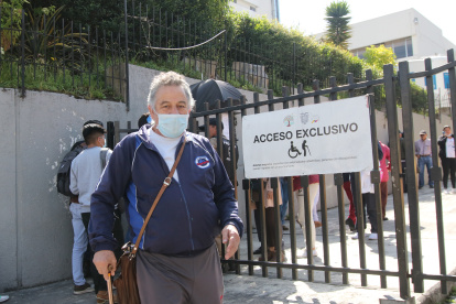 Pacientes y ciudadanos usan mascarilla al ingresar y salir del hospital Eugenio Espejo de Quito, donde está asilado el paciente chino.