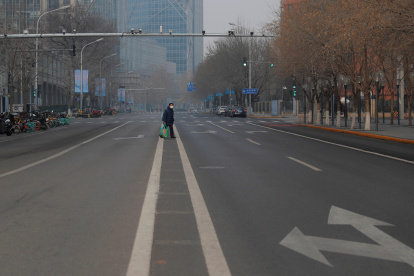 -FOTODELDÍA- EPA1026. PEKÍN (CHINA), 27/01/2020.- Un hombre ataviado con una máscara camina en mitad de un carretera cuyas aceras se hallan completamente vacías, este lunes en Pekín (China). El Gobierno de China ha decidido prolongar hasta el 3 de febrero las vacaciones del Año Nuevo lunar, previstas en principio hasta el próximo jueves, día 30, para prevenir más contagios por el brote del coronavirus que de momento ha infectado ya a al menos 2.744 personas, de las que 80 han muerto. EFE/ Wu Hong -FOTODELDÍA- CHINA NEUMONÍA