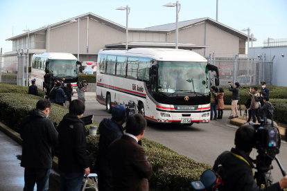 TOKIO. Los autobuses con los japoneses repatriados desde Wuhan, dejan el aeropuerto de la capital japonesa, trasladando a cerca de 200 personas.