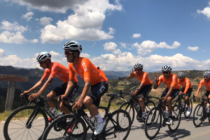 Richard Carapaz durante los entrenamientos en Colombia junto a los integrantes del Team Ineos.