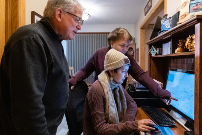Dan Maccoux, su esposa Cathy y su hija Olivia miran la computadora el pasado 16 de enero.