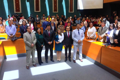 Los observadores, miembros del nuevo organismo, recibieron hoy sus credenciales.