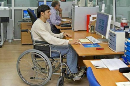 Una persona con discapacidad en una oficina.