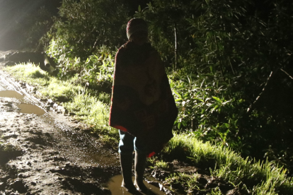 Oscuridad. La niña, de 12 años, camina todos los días alrededor de una hora hasta poder tomar un bus.