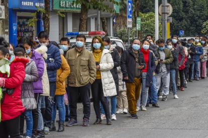 NANNING. Habitantes de esta ciudad china, hace fila al pie de una farmacia, en busca de mascarillas que ha vuelto un producto escaso y caro.