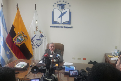El rector de la Universidad de Guayaquil, Roberto Passailaigue, informó la decisión del Consejo Universitario.