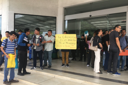 Plantón. Alumnos y familiares se concentran en estos días en los bajos del edificio donde funciona la oficina local de la Senescyt.