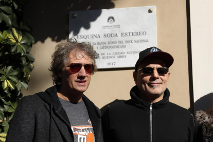 Los dos integrantes fundadores de la banda, "Zeta" y "Charly Alberti", delante de una placa en la casa donde se formó la banda en Buenos Aires.