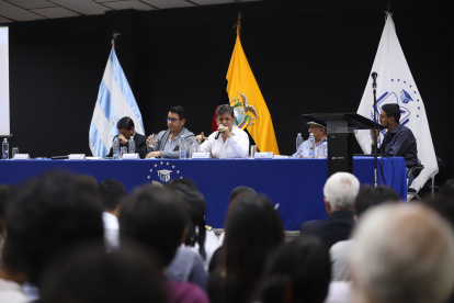 El foro. Se desarrolló por la tarde en la Universidad de Guayaquil. 

Foto: Valentina Encalada
Nota: Diana Sotomayor

ENERO 30 Guayaquil-Ecuador
Agencia (ag-expreso)