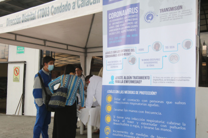 Los ciudadanos reciben indicaciones preventivas por el coronavirus.