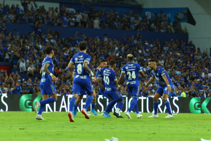 Los eléctricos festejaron el primer gol del partido que facturó el colombiano Alexis Zapata.