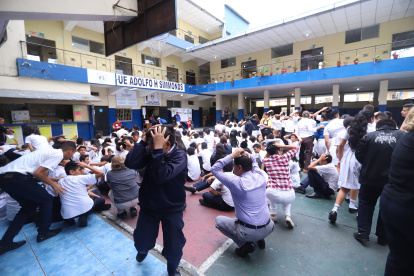 En diferentes colegios de Guayaquil se realizó un simulacro de evacuación por un sismo

Foto: Valentina Encalada
Nota: Martha Torres

ENERO 31 Guayaquil-Ecuador
Agencia (ag-expreso)