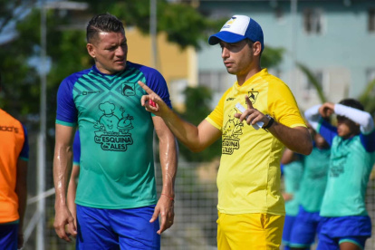 Carlos Garcés (izquierda) recibe las indicaciones del entrenador español Ángel López, previo a la final de la Supercopa.