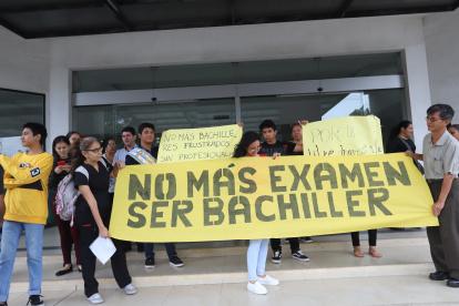 Padres de familia y estudiantes manifiestan rechazo a la prueba.