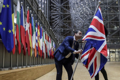 EU Council staff members remove the United Kingdom"s flag from the European Council building in Brussels on Brexit Day, January 31, 2020. Britain leaves the European Union at 2300 GMT on January 31, 2020, 43 months after the country voted in a June 2016 referendum to leave the block. The withdrawal from the union ends more than four decades of economic, political and legal integration with its closest neighbours. / AFP / POOL / OLIVIER HOSLET

 BELGIUM-BRITAIN-EU-BREXIT