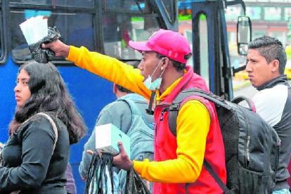 Quito. Un comerciante aprovecha la situación para vender mascarillas al exterior del hospital Eugenio Espejo.