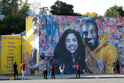 Murales en los exteriores del Staples Center también fueron un lugar para recordar a Mamba.
