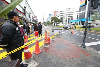 Afuera de un centro comercial del norte de Quito fue asaltada una mujer para robarle el celular.