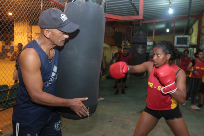 Optimismo. Daniela Camacho (d) entrena fuerte con el profesor Álvarez.  Su sueño es ser campeona nacional.