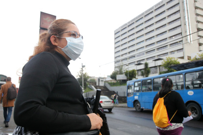 En los exteriores del hospital Eugenio Espejo, en Quito, las personas utilizan mascarillas.