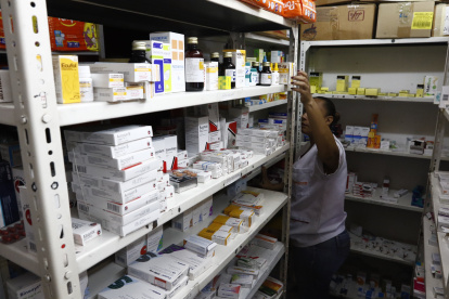 FARMACIA DE BARRIO UBICADA EN LA URBANIZACION GIRASOL /JIMMY NEGRETE/GUAYAQUIL-ECUADOR