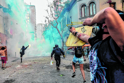 Radicales. La llamada “primera línea” de las protestas está integrada por jóvenes extremistas provistos de escudos, máscaras, piedras, gasolina...