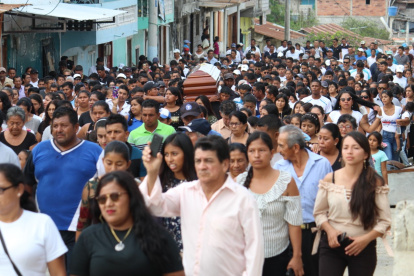 Consternación. El sepelio de una de las víctimas se dio en medio de una mezcla de dolor e indignación popular.