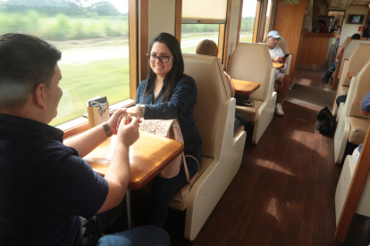 Arturo le pidió la mano a Jennifer en el vagón número dos del ferrocarril.