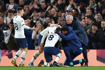 Mourinho, técnico de Tottenham, festeja uno de los tantos de los Spurs.