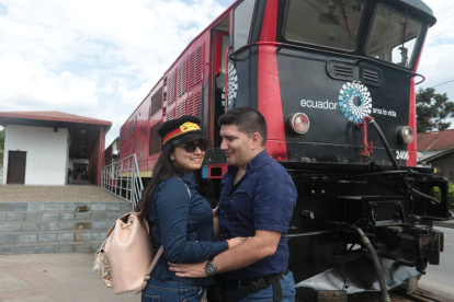 Arturo aprovechó el paseo en tren para pedirle la  mano a su novia Jennifer.