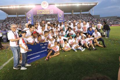 Esteban Paz (c), principal dirigente de los albos, dedicó a su padre, Rodrigo, el triunfo de la Supercopa.