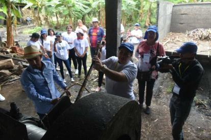 Visitantes. A la localidad llegó un grupo de turistas, quienes asistieron para constatar, cómo preparan la panela.