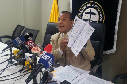 Jimmy Salazar muestra documentos que sustentan su argumento de persecución política.