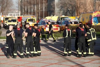 MADRID. Efectivos del cuerpo de Bomberos en instalaciones aeroportuarias de Barajas a la espera del aterrizaje de emergencia.