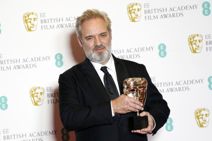 El galardonado Sam Mendes posando para la prensa internacional luego de ganar como mejor director por 1917.