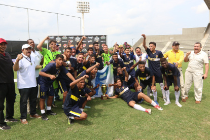 Los campeones muestran con orgullo el trofeo obtenido en el estadio Christian Benítez.