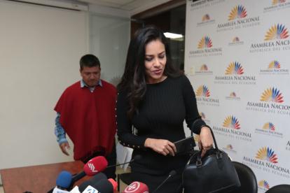 La asambleísta Jeannine Cruz y el coordinador de CREO, Luis Pachala, a su ingreso a la sala de prensa de la Asamblea el pasado jueves, en donde anunciaron la terminación del acuerdo legislativo con Alianza PAIS, luego de que en la Comisión de Fiscalización no se diera paso a que el juicio político a la presidenta del CNE, Diana Atamaint, siga su trámite en el pleno