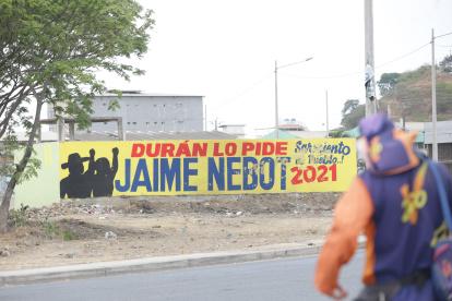 Algunos nombres de eventuales candidatos presidenciales se promocionan en las carreteras.