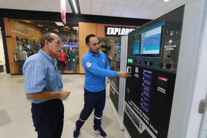Soporte. Durante tres meses a partir de ahora, en el centro comercial habrá personal que ayudará a los clientes a relacionarse con el proceso.