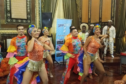 Integrantes de una de las academias de danza que participarán en el Desfile por Carnaval 2020 de Guayaquil.