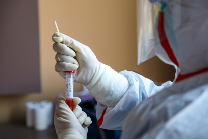 Wuhan (China), 04/02/2020.- A CDC worker collects biomaterial from suspected 2019-nCoV patients for nucleic acid tests in a hotel for isolated people in Wuhan in central China"s Hubei province, 04 February 2020. EFE/EPA/YUAN ZHENG CHINA OUT CHINA CORONAVIRUS EPIDEMIC