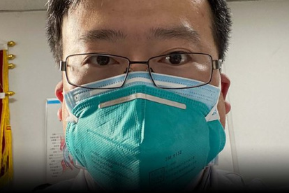 WUHAN. El médico que denunció el contagio de siete pacientes, es desde el viernes pasado, uno de los casos de coronavirus.
