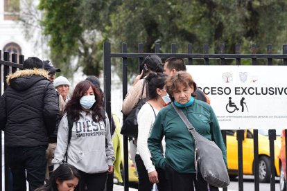Usuarios del hospital Eugenio Espejo de Quito utilizan mascarillas al ingreso y salida del centro de salud donde está asilado el paciente chino sospechoso de ser el portador del coronavirus.