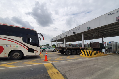 PEAJE. La estación de cobro del Proyecto víal Chongón-Santa Elena, por el momento, continúa realizando el cobro directo en las ventanillas.