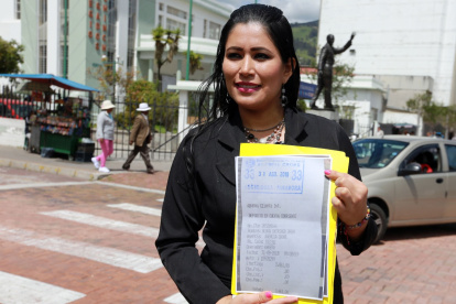 Verónica Pinoargote presentó documentos contra la asambleísta del oficialismo, Karina Arteaga.