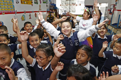 Los estudiantes de la Academia Naval Altamar muestran su alegría al finalizar el año lectivo