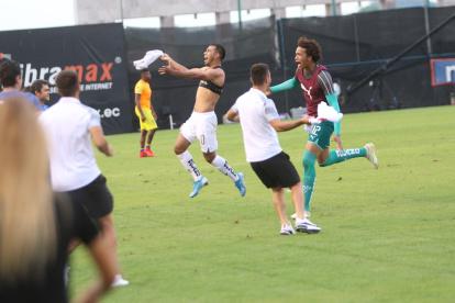 Junior Sornoza, una de las contrataciones azucenas, celebra la obtención de la Supercopa Ecuador