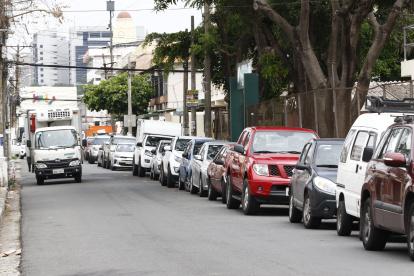 Hecho. La avenida 11 de la Kennedy, cerca de la Federación Ecuatoriana de Béisbol, permaneció llena de autos.
