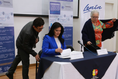 La ministra de Salud, Catalina Andramuño, hizo el anuncio acompañada por Gina Watson de la Organización Mundial de la Salud.